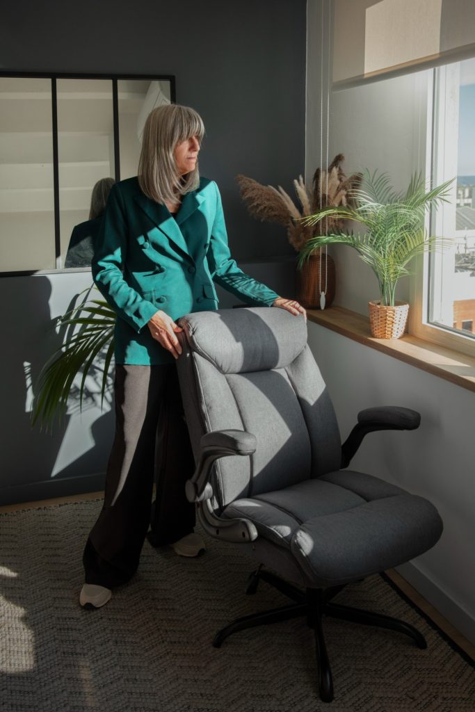 How to Set up a Home Office in the UAE choosing the chair
