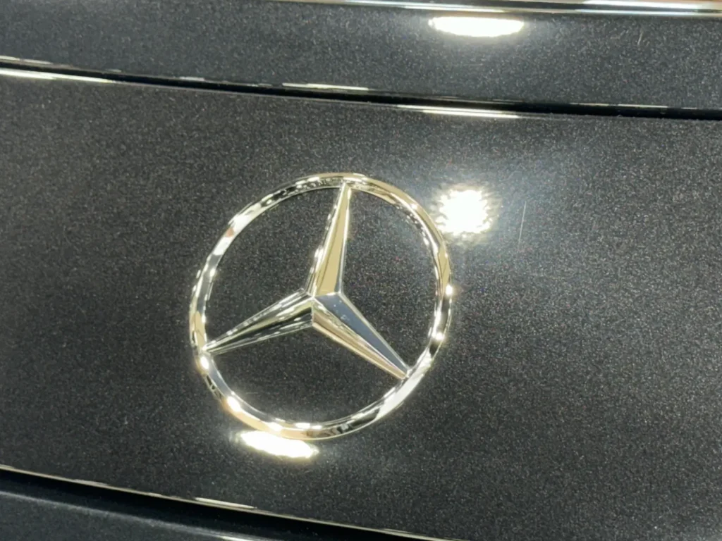 Close up Mercedes logo by shozon